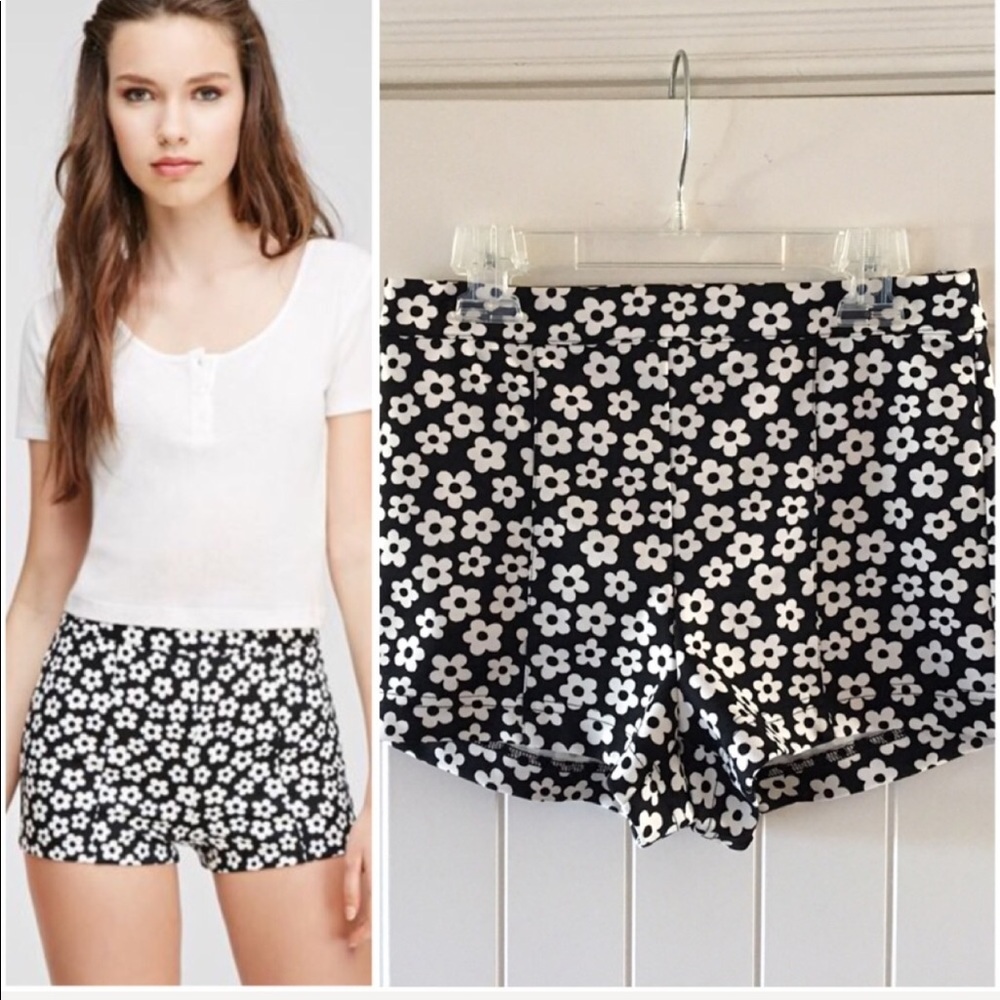 Black & White Daisy Print Shorts Sz XS